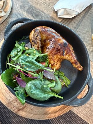 Смажене курча з зеленим салатом