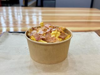 ფრი ყველის სოუსით და ბეკონით