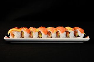 N3 Roll de mango, salmón, cangrejo y aguacate 