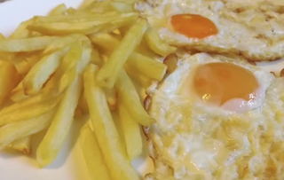 Plato De Papas Fritas Y Huevo Frito