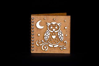 Agenda 10x10 din lemn cu bufnita si luna