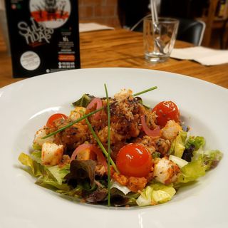 Ensalada de pollo crujiente con limón, cherrys confitados y semillas