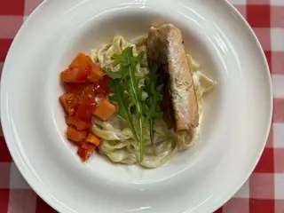 Зі стейком лососся у вершковому соусі (380g)