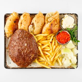 Punjena pljeskavica s pomfritom