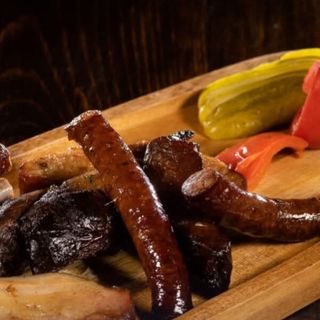 Carnati tinuti la garnita