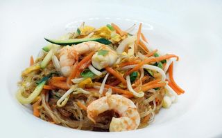 Spaghetti di soia con gamberi e verdure