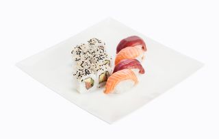 148-California de salmón, nigiri de salmón y nigiri de atún