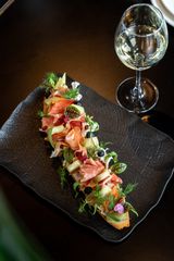 ბრუსკეტა (ხამონი, ავოკადო, ხილის-ტონი)