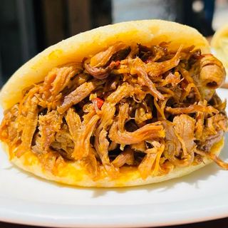 Arepa  carne mechada. ( 1 Ud)