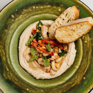 Хумус з креветками та куркою