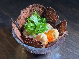 Тартар з оселедця з перепелиними яйцями та грінками чорного хліба (330g)