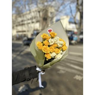 ყვითელი და თეთრი სპრეი ვარდები