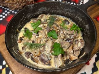 Потрошки з грибами у вершковому соусі (230g)
