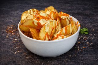 Ración De Patatas Chips Fritas Al Momento