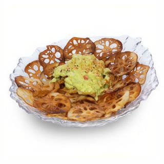 Guacamole japonés con chips crujientes de flor de loto