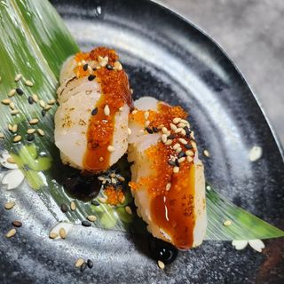 808 NIGIRI VIEIRA FLAMBEADA Y TOBIKO / FLAMED SCALLOPS & TOBIKO   D