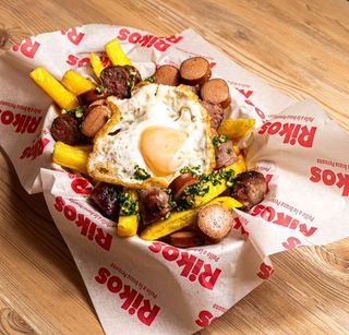 Salchipapa parrillera