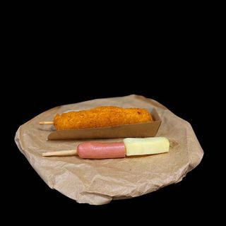 Корндог в паніровці (сосиска+сир)