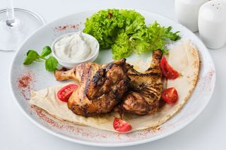 Мон Шер курча на мангалі