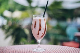 Mlijeko, šumsko voće i banana