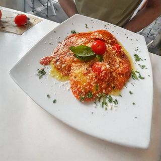 Ravioli di ricotta e spinaci, con pomodoro, basilico