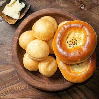 Қолдан жасалған сары май қосылған нан себеті 