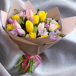 Buchet 25 lalele si 10 frezii multicolore