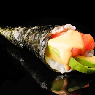 86-Temaki de salmón