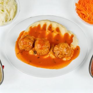 Ćufte u paradajz sosu sa prilogom