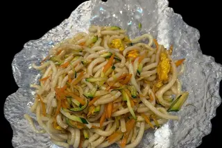Spaghetti udon con gamberi e verdure
