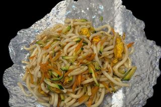 Spaghetti udon con gamberi e verdure