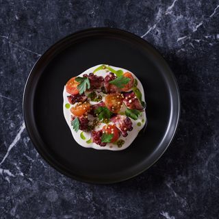 Polvo assado com Molho de Amêndoa