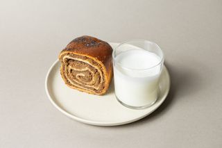 Мак білий з рулетом, яблуками та корицею 200 гр