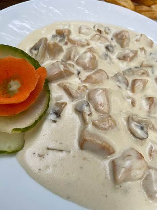 Pui cu smantana si ciuperci 300 gr.