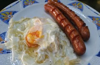 FRANKFURT CON HUEVOS FRITOS 