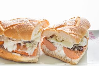 Salchicha Grover (picante) Huevo Duro, Mahonesa Casera y Cebolla 