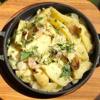 Пательня смаженої картоплі з салом