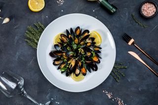 Scoici cochilii in sos de vin