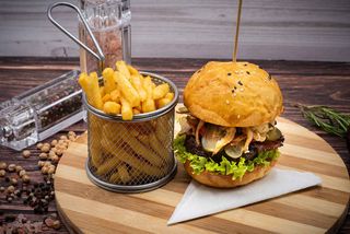 O Brothers cheeseburger