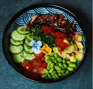 Poke bowl z węgorzem