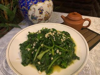 j6 მოთუშული ისპანახი ნივრით