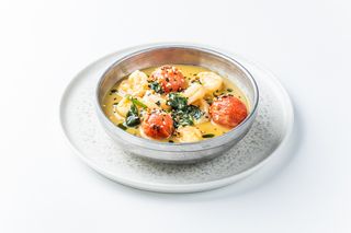 Соте з креветок в соусі лакса з овочами  