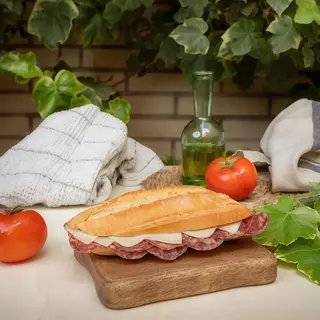 Bocadillo De Salchichón Ibérico Y Queso Manchego