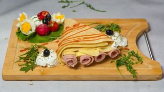 Palačinka sa slaninom, kačkavaljem, pavlakom i jajima