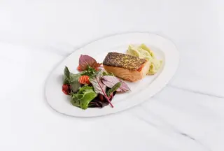 Стейк из лосося с картофельным пюре и соусом сальса верде