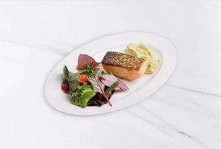 Стейк из лосося с картофельным пюре и соусом сальса верде