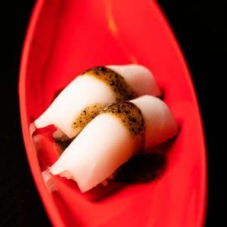 Nigiri de pez mantequilla con trufa