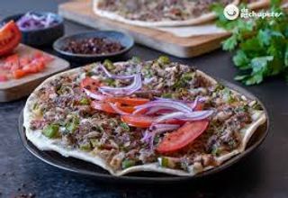 Plato De Pizza Turca De Mixto Con Ensalada (28 Cm.)