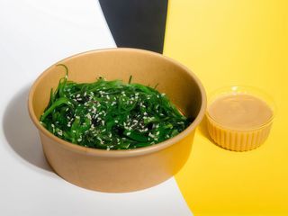 Салат Хіяші вакаме (180g)