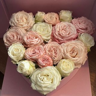 სფრეი ვარდები გულის ფორმის ყუთში